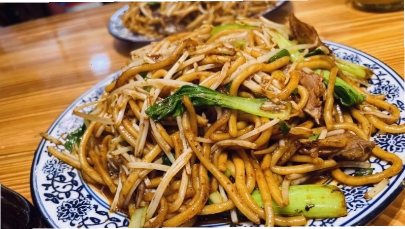 Món mì trộn cay hấp dẫn du khách