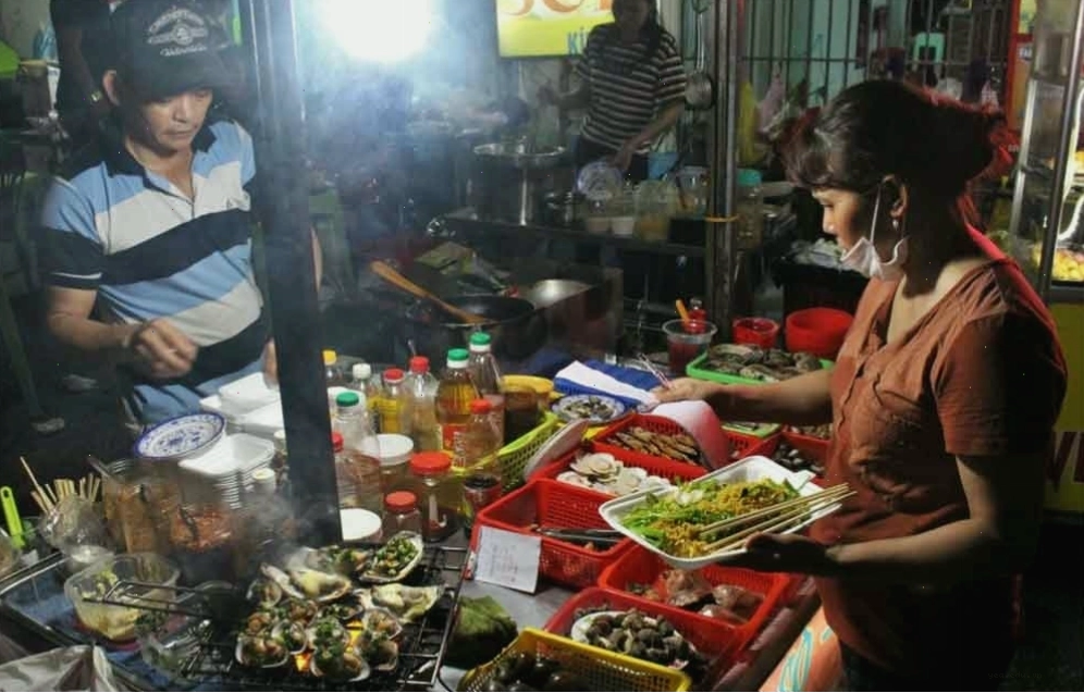 Món ốc xào là đặc sản không thể bỏ lỡ khi đến Bờ kè Thanh Đa