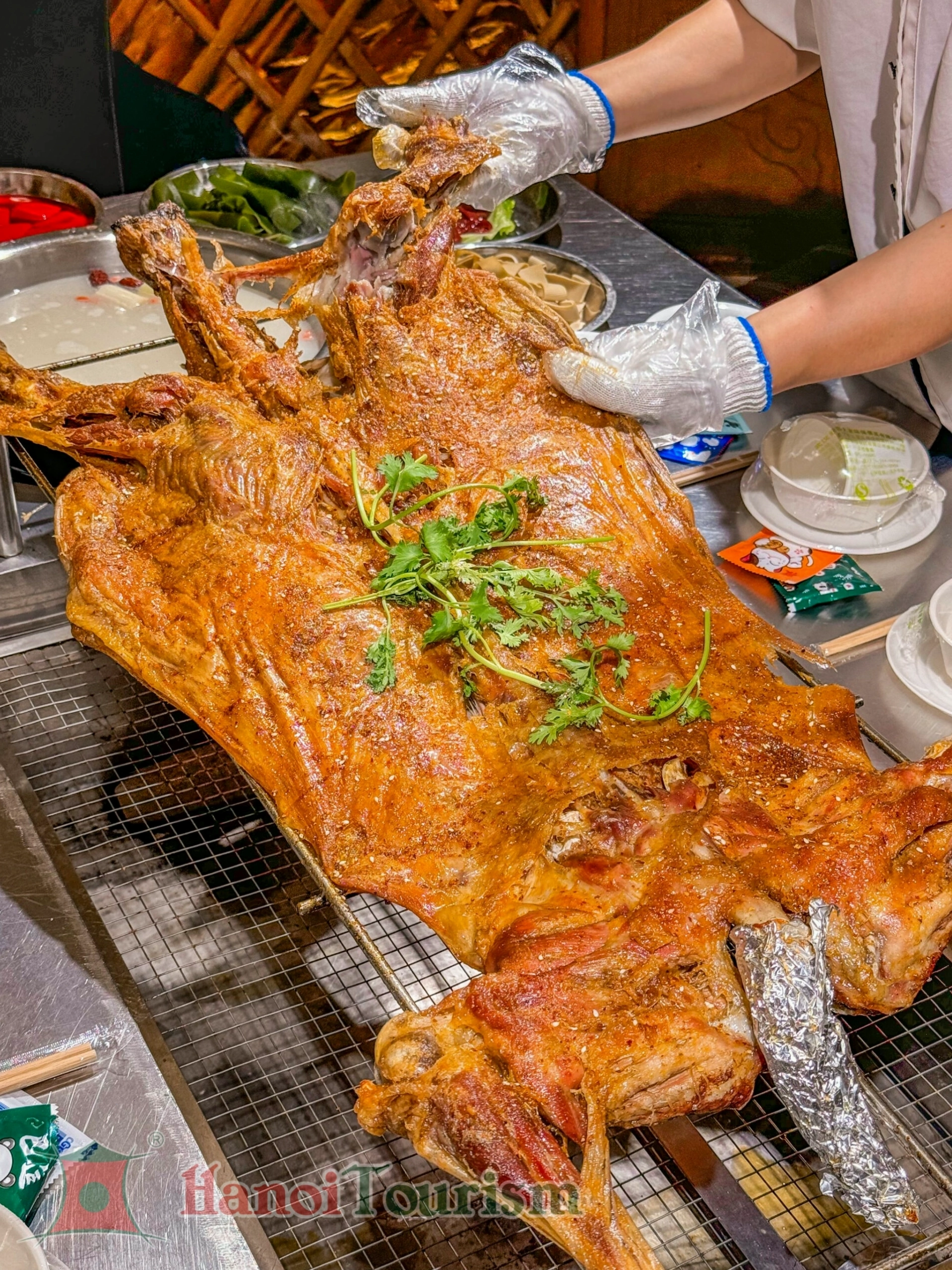 Món thịt cừu nướng nguyên con đặc sản của Nội Mông