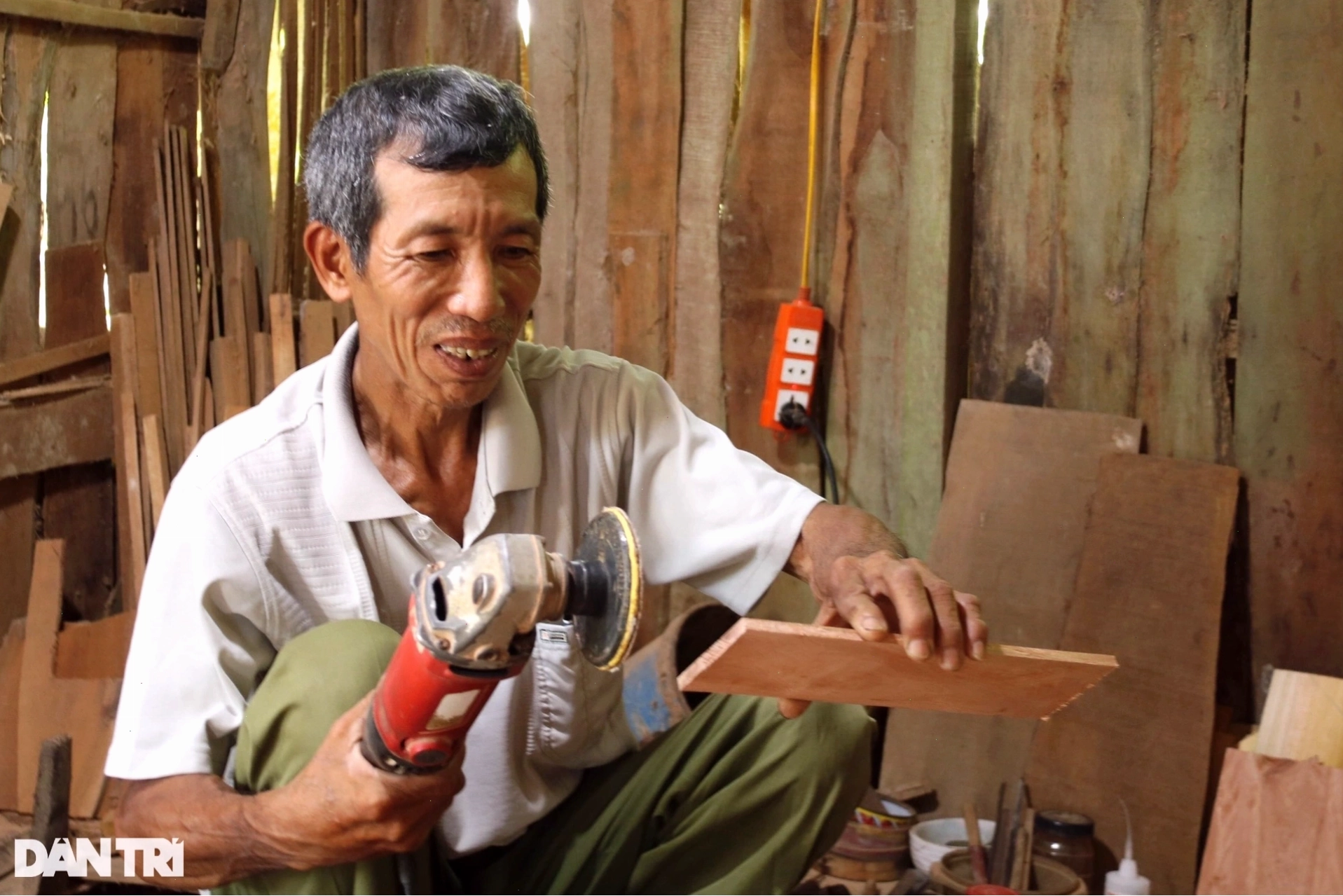 Một chiếc ghe lớn đang chở đầy hàng hóa trên sông