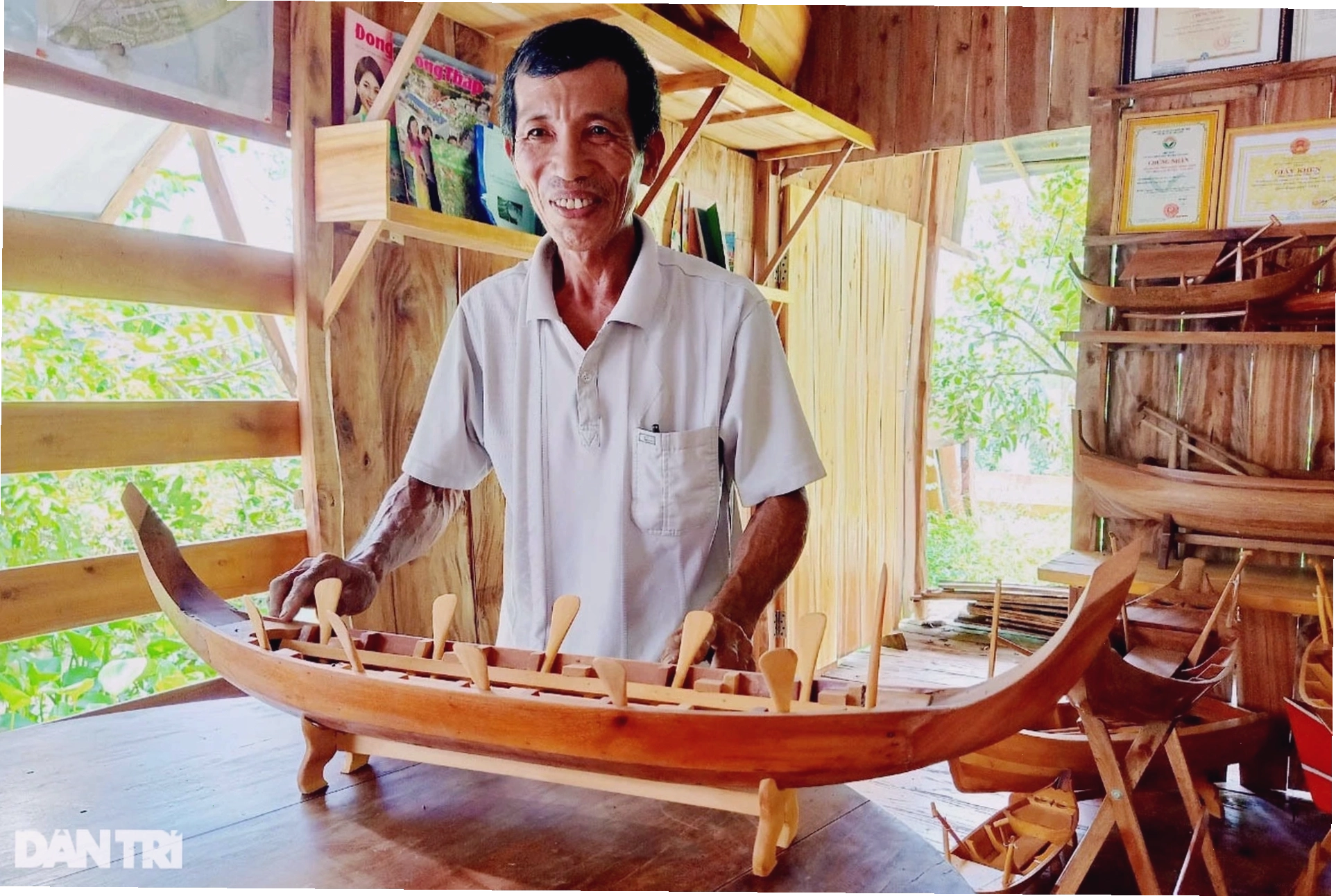 Một chiếc xuồng nhỏ lướt nhẹ trên mặt nước yên ả