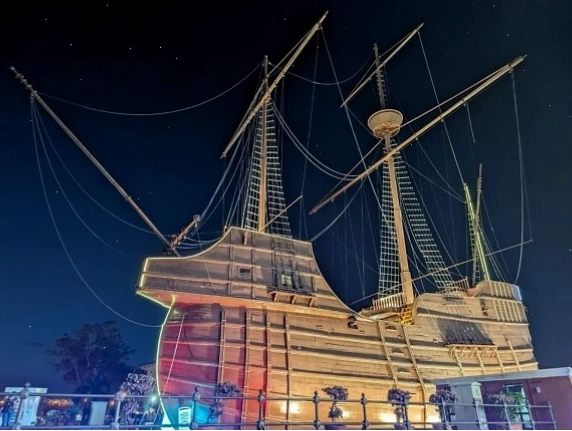 Một con tàu buồm cướp biển bằng gỗ cũ tại bảo tàng hàng hải ở Malacca, Malaysia