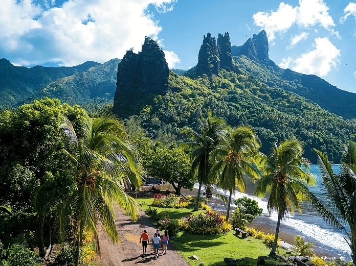 Một con thuyền nhỏ neo đậu bên bờ biển Polynesia thuộc Pháp