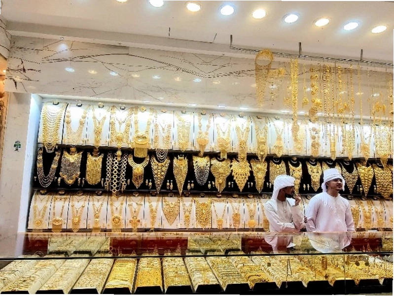 Một cửa hàng vàng lộng lẫy trong khu chợ vàng Gold Souq ở Dubai