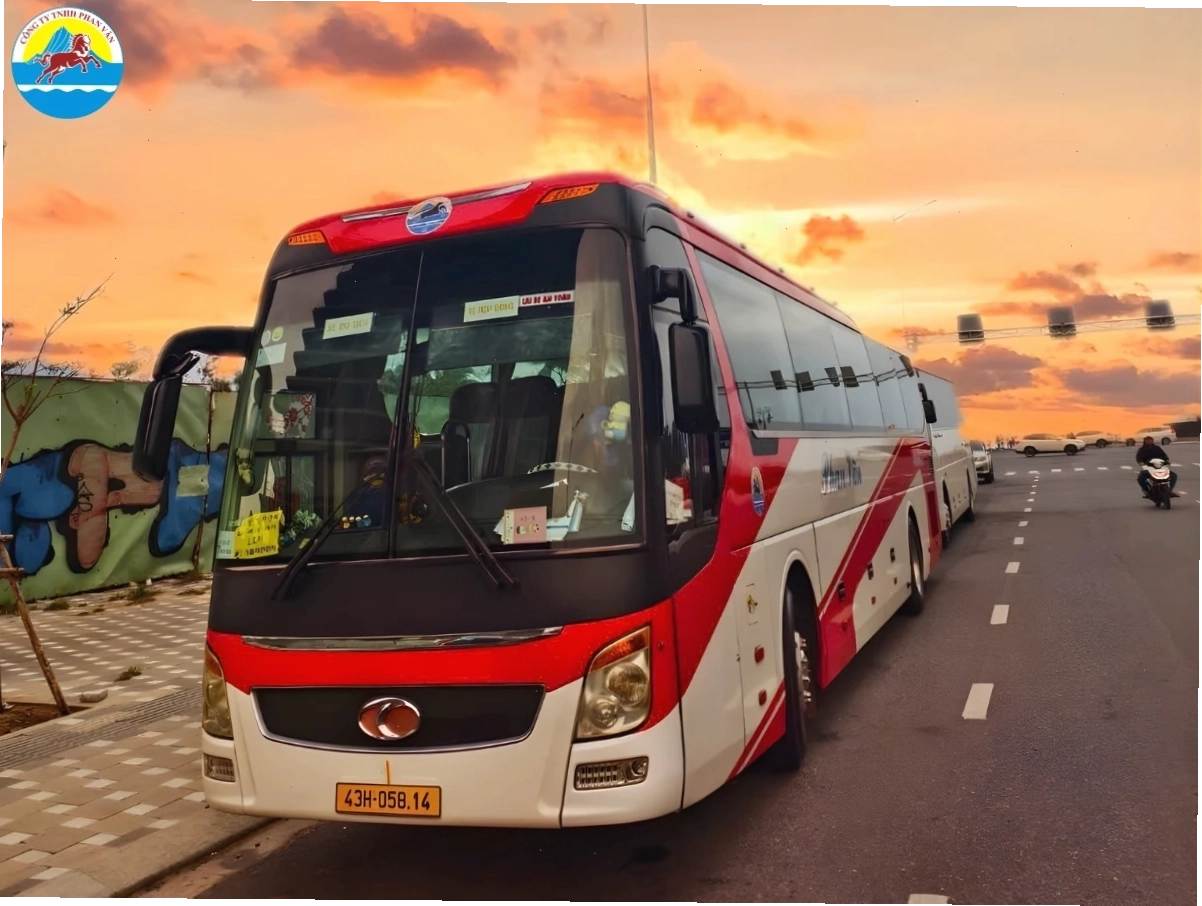 Một góc biển Dốc Lết Nha Trang nhìn từ trên cao với làn nước xanh ngọc bích