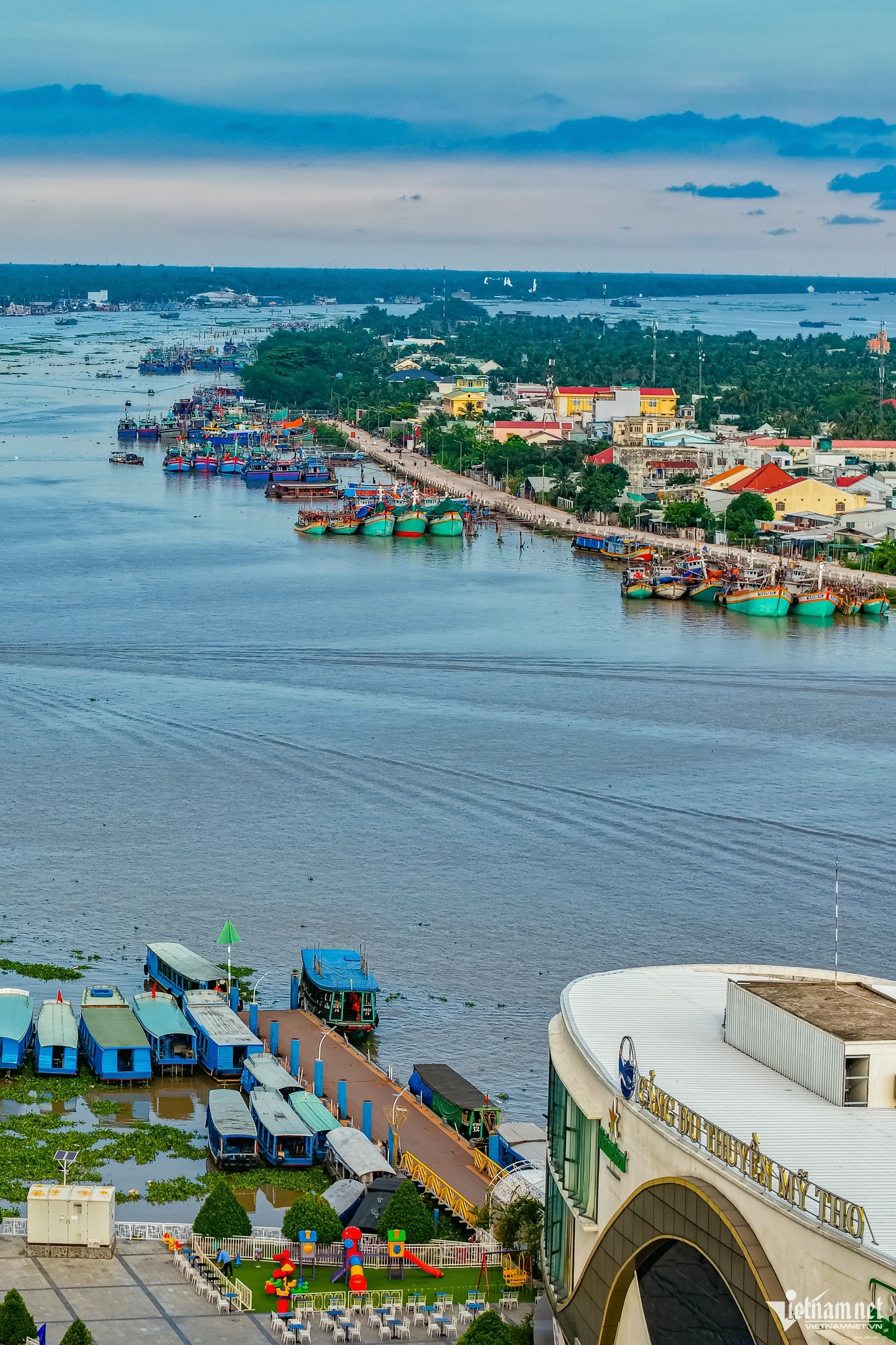 Một góc chợ nổi Mỹ Tho với các hoạt động mua bán tấp nập