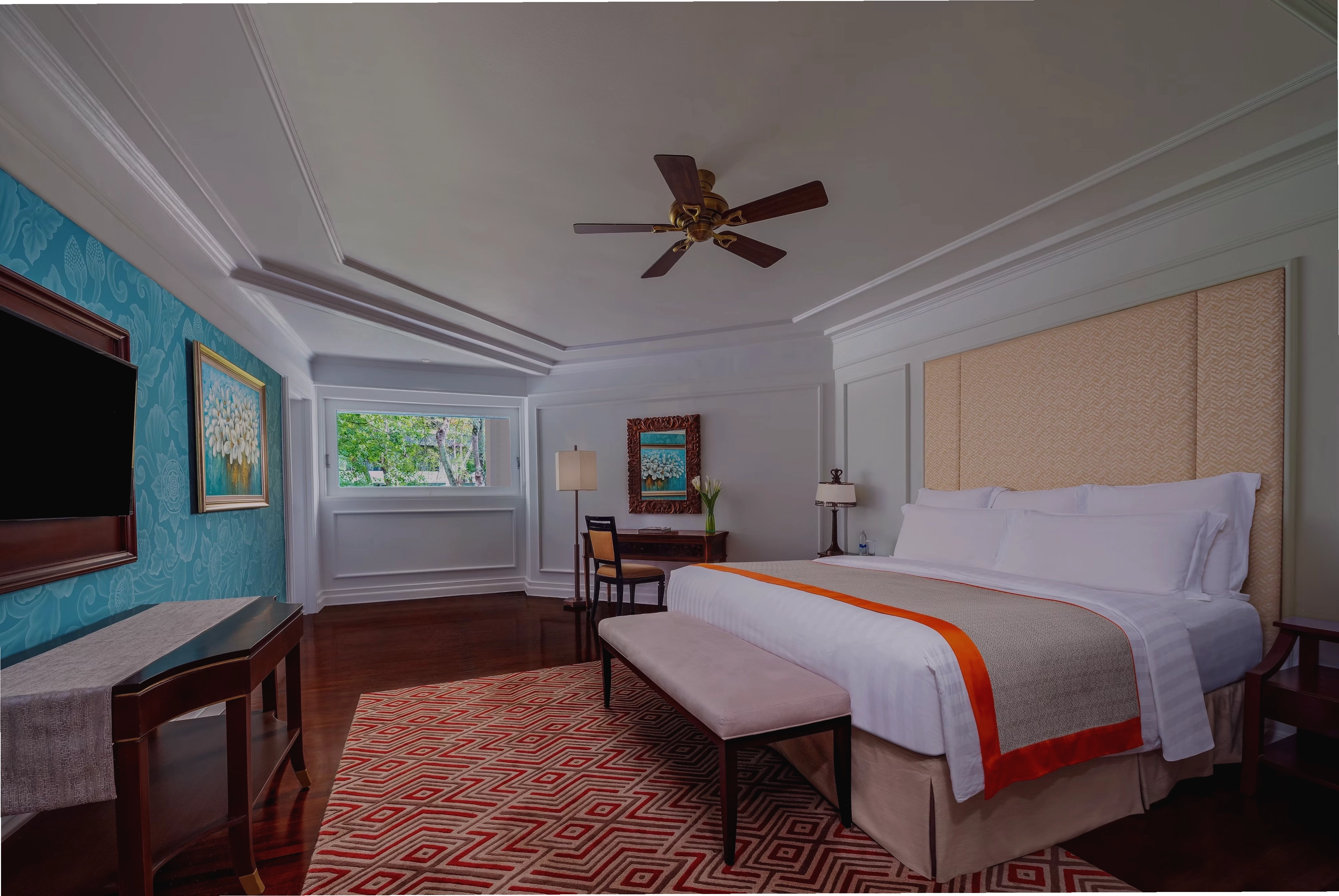 Một góc InterContinental Bali Resort với cây xanh và lối đi bộ