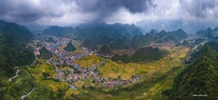 Một góc nhìn đẹp về Cổng Trời Quản Bạ vào một ngày nhiều mây