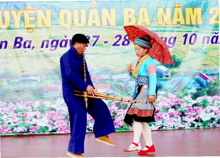 Một góc nhìn khác của Cổng Trời Quản Bạ với mây bao phủ