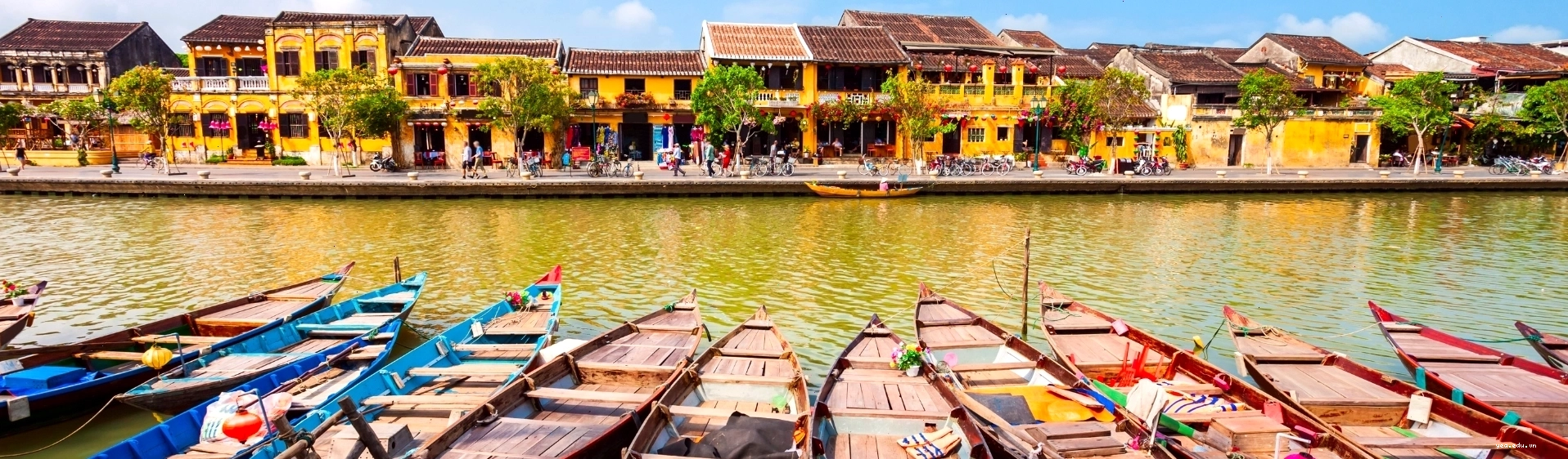 Một góc nhìn khác về cánh đồng quạt gió Ninh Thuận với các trụ điện gió san sát