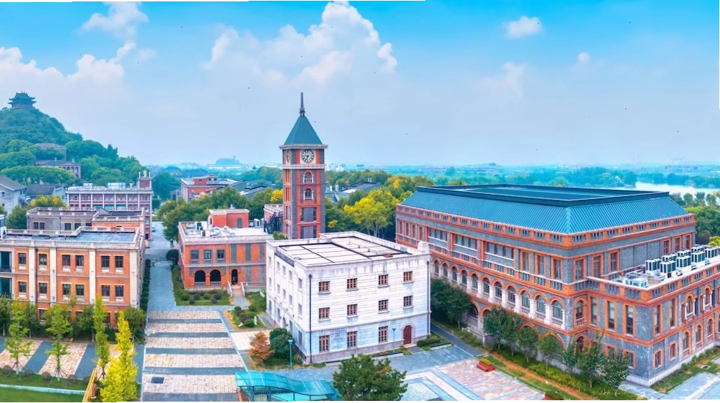 Một góc phố cổ kính tại cổ trấn Giang Nam với những chiếc thuyền nhỏ trên kênh
