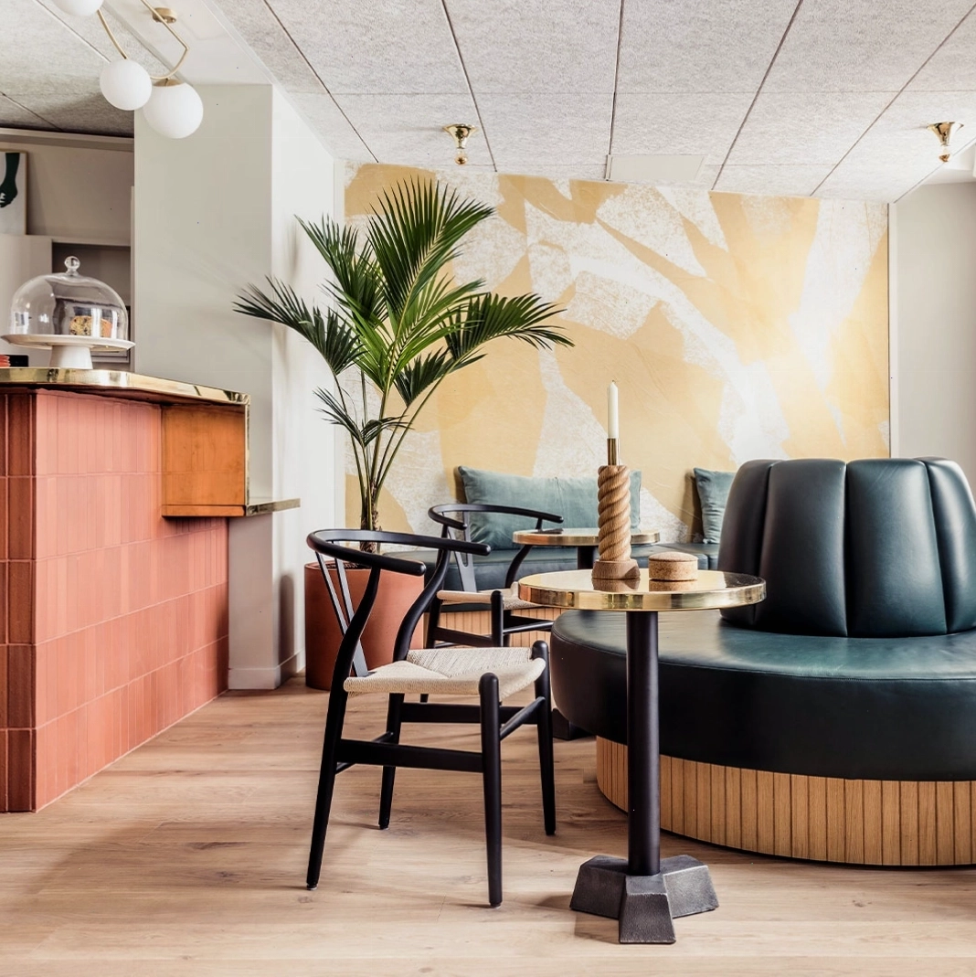 Một góc phòng nghỉ sang trọng tại Hotel Ami Paris với tông màu ấm áp
