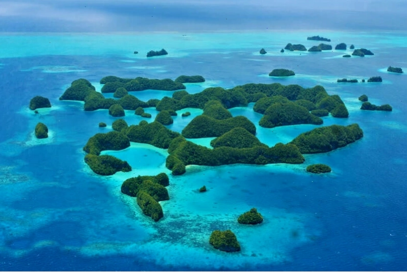 Một ngôi làng truyền thống ở Palau với những ngôi nhà mái lá giản dị