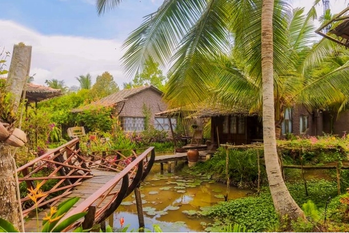 Một ngôi nhà sàn ven sông mang đậm nét kiến trúc miền Tây