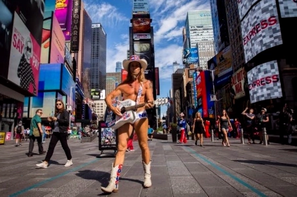 Một người biểu diễn đường phố với lối phục trang theo kiểu Naked Cowboy tại Times Square