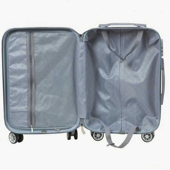 Một người phụ nữ kéo vali size 18 inch tại sân bay