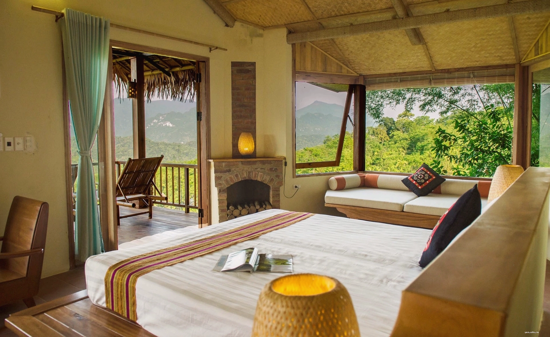 Một phòng suite tại Pù Luông Retreat với view rừng và ruộng bậc thang