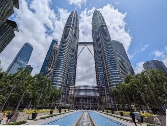 Một trung tâm thành phố với các tòa tháp Petronas hoặc tháp đôi KLCC, Kuala Lumpur, Malaysia