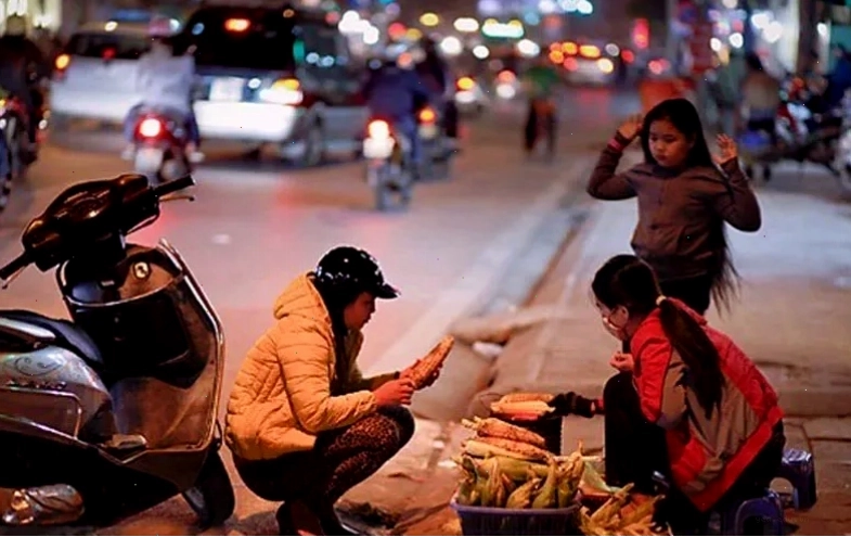 Mùa đông Hà Nội với những món ăn vặt hấp dẫn như ngô khoai nướng