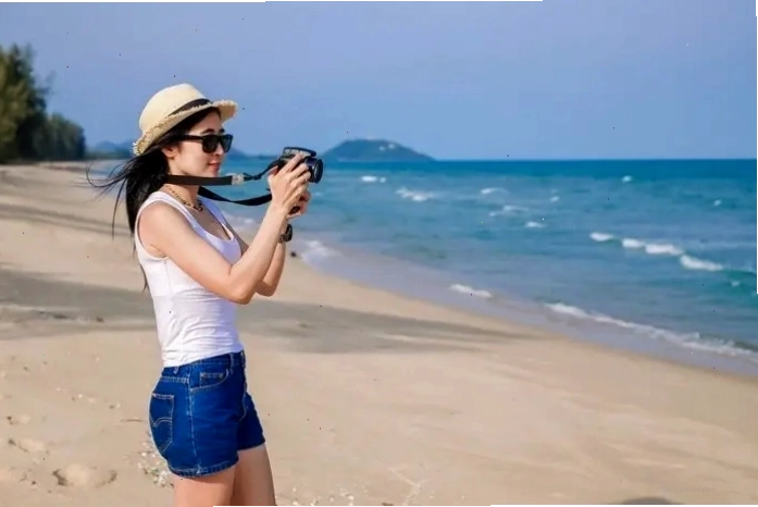 Mùa hè là thời điểm thích hợp nhất để đến biển trà cổ với nắng vàng rực rỡ