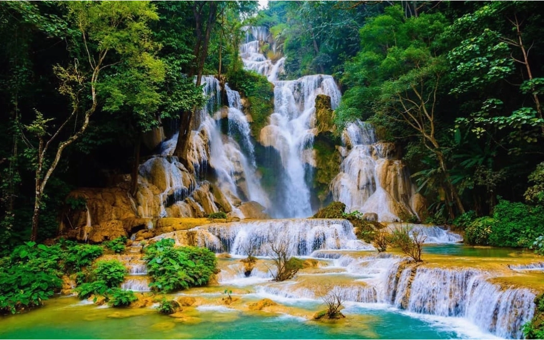 Mua sắm quà lưu niệm tại chợ truyền thống Lào