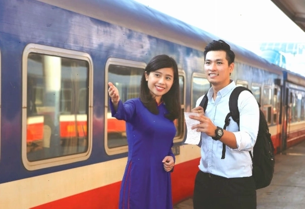 Mùa thu Hà Nội với lá vàng rơi lãng mạn bên Hồ Gươm
