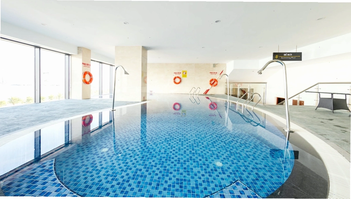 Mường Thanh Grand Hạ Long nhìn từ trên cao với vịnh Hạ Long phía xa
