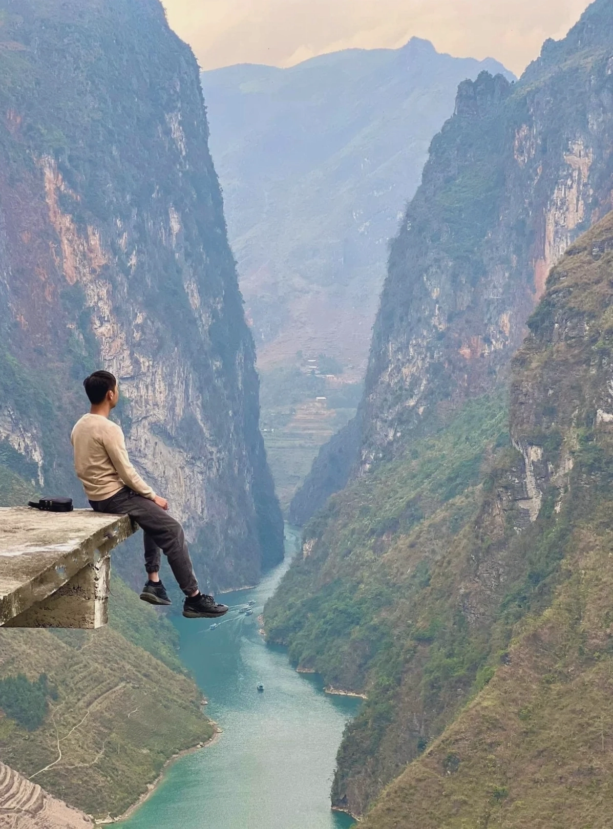 Nam du khách tạo dáng phong trần trên thuyền khám phá Sông Nho Quế
