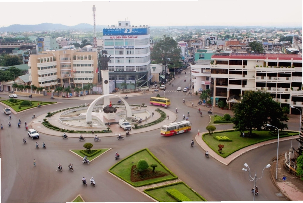 Ngã Sáu Buôn Ma Thuột lung linh với đèn hoa về đêm