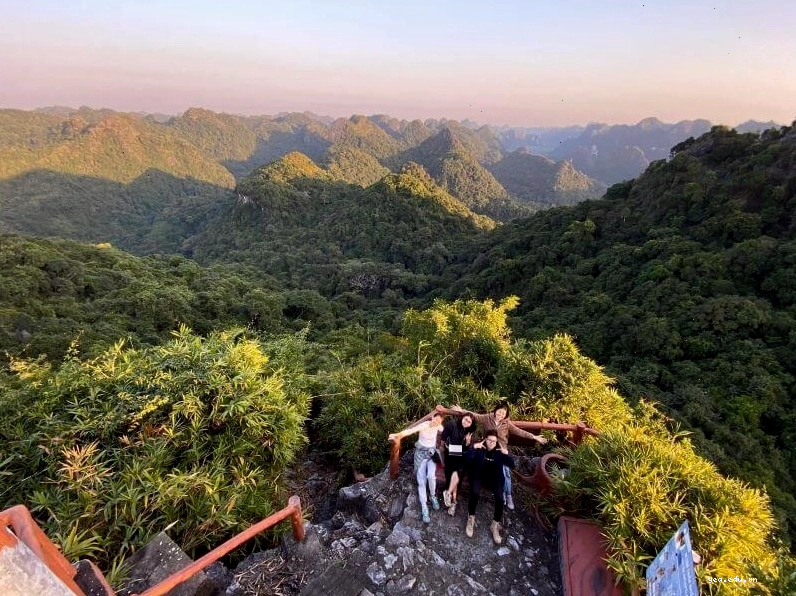 Ngắm hoàng hôn lãng mạn trên biển Cát Bà