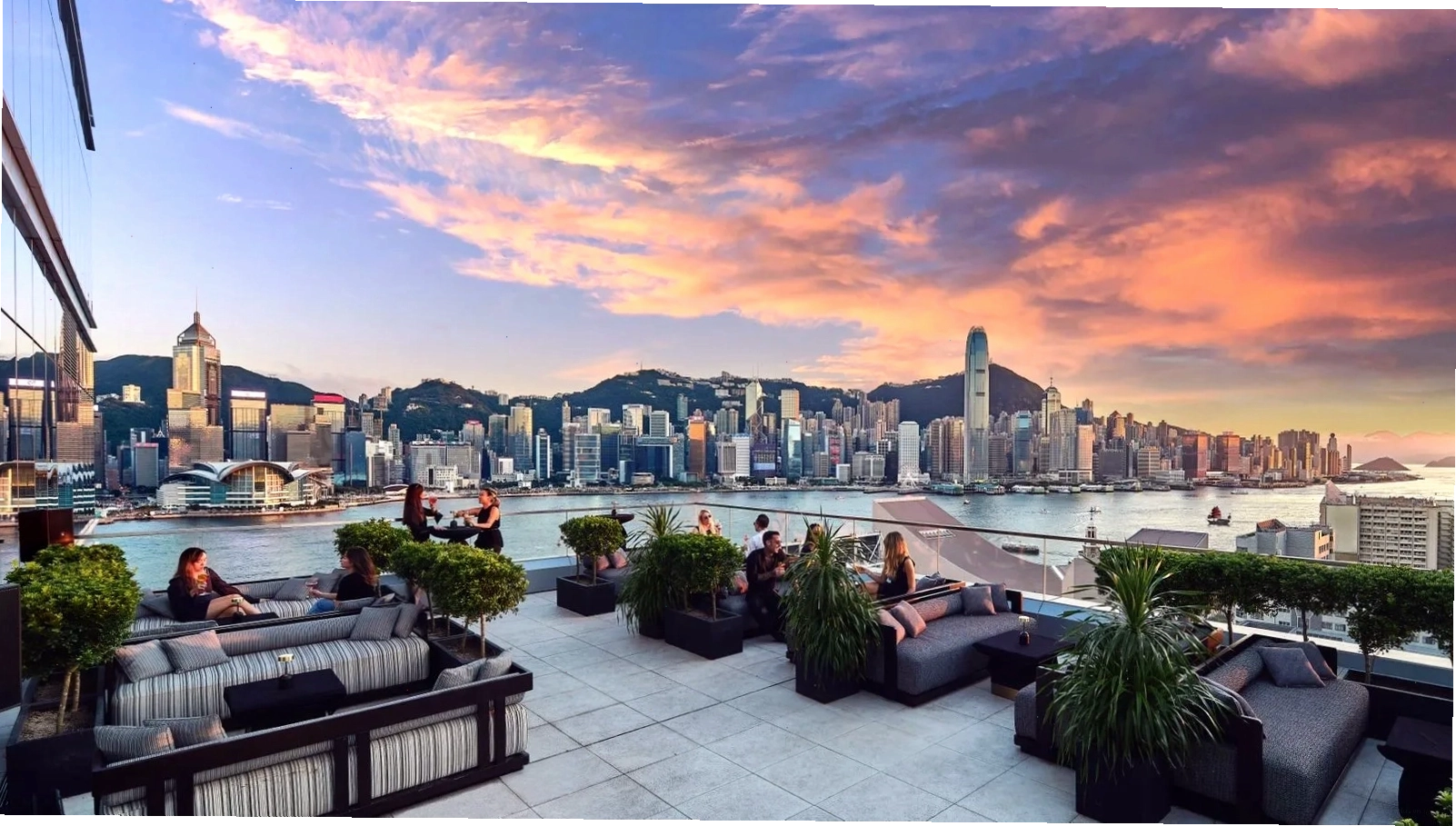 Ngắm nhìn thành phố từ quán bar trên tầng thượng