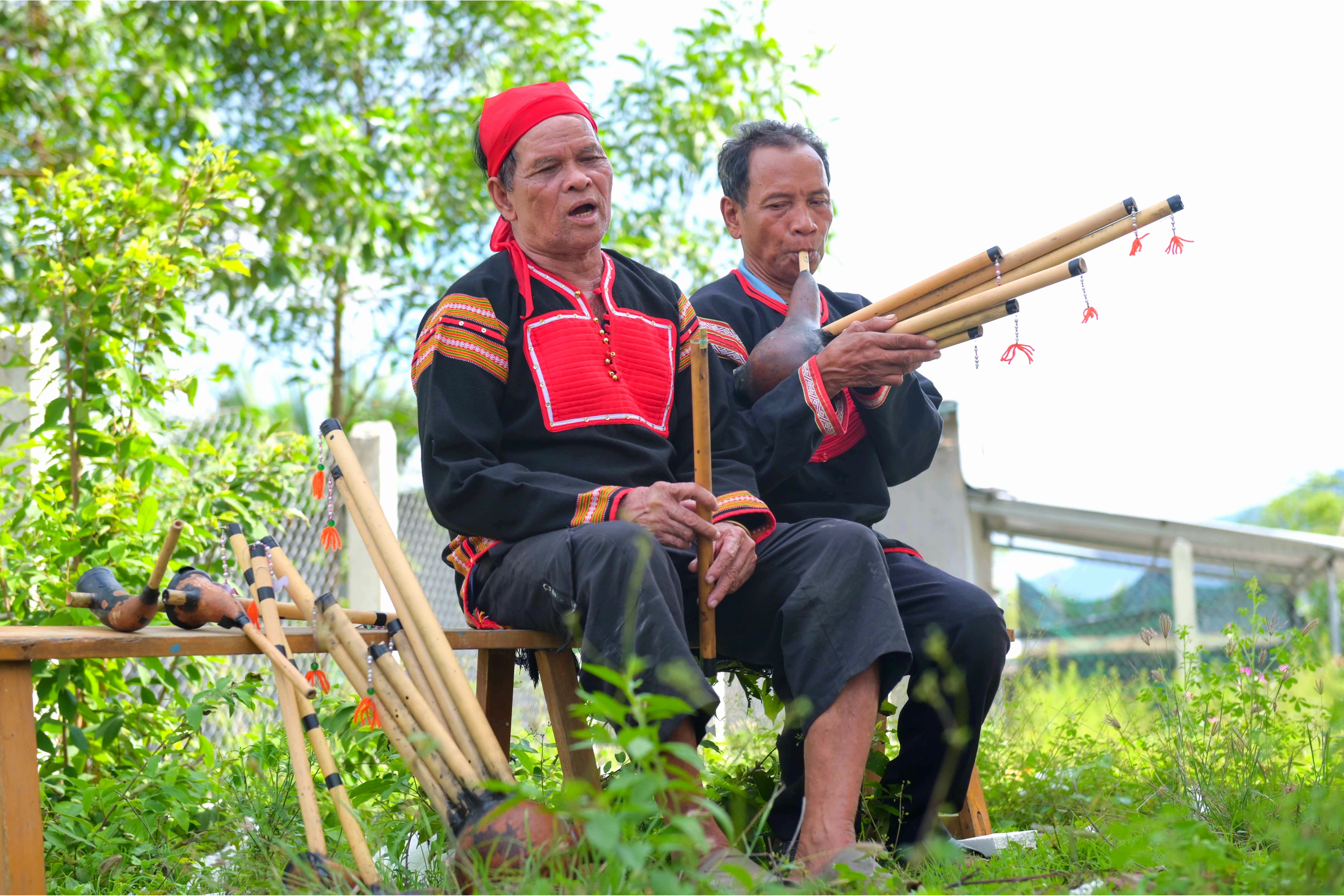 Nghệ nhân người Ê-Đê biểu diễn nhạc cụ truyền thống tại xã Khánh Hiệp, huyện Khánh Vĩnh