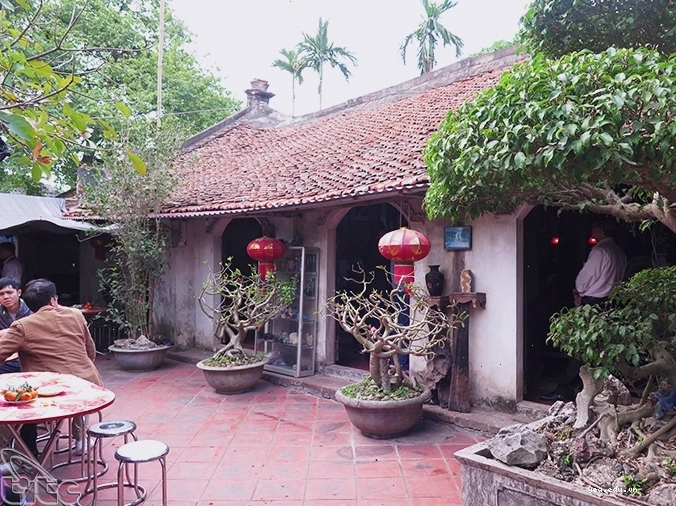 Nghệ sĩ biểu diễn hát chèo tại Hưng Yên