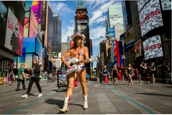 Nghệ sĩ biểu diễn Naked Cowboy tại Times Square