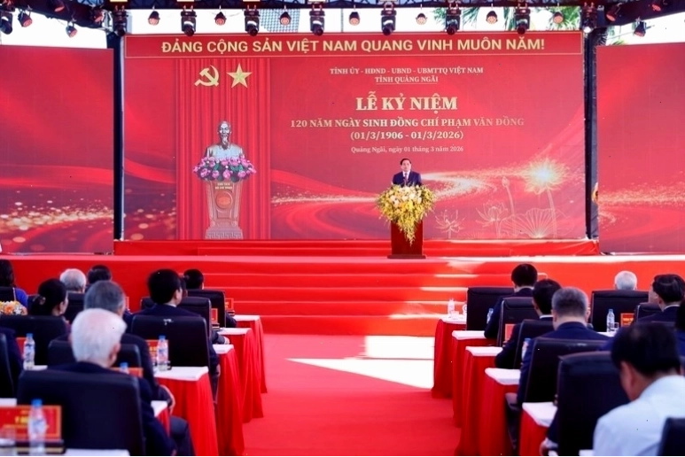 Nghệ thuật chạm khắc gỗ tinh xảo trên các chi tiết của cụm nhà cổ