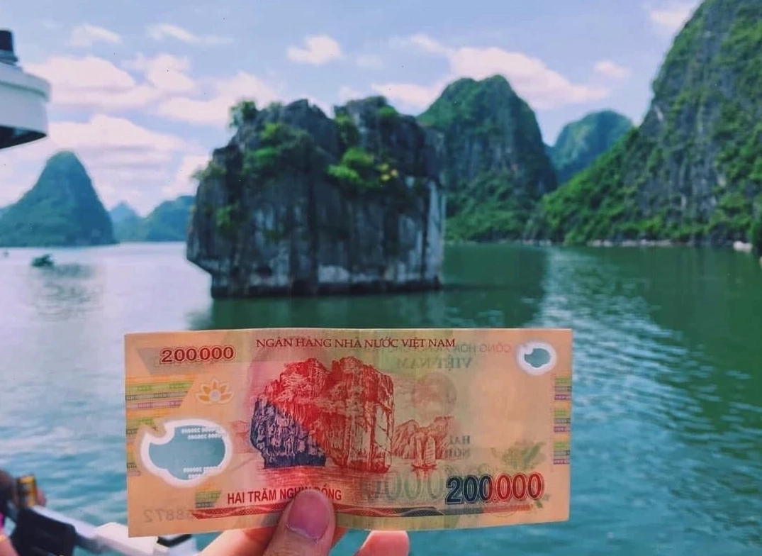 Nghênh Lương Đình và Phu Văn Lâu trên tờ tiền 50.000 đồng Việt Nam