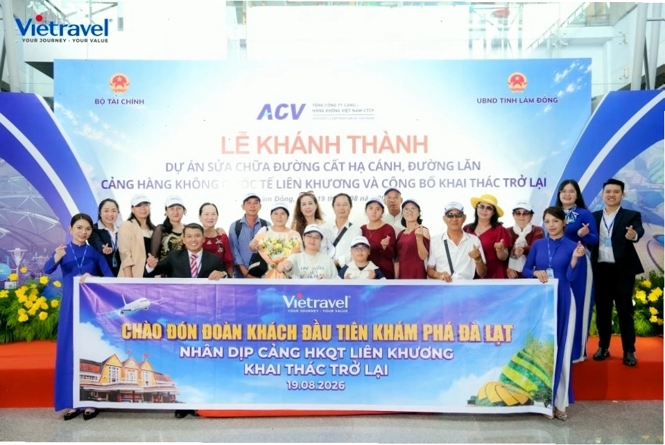 Nghi thức đổi gác tái hiện truyền thống hoàng gia sống động