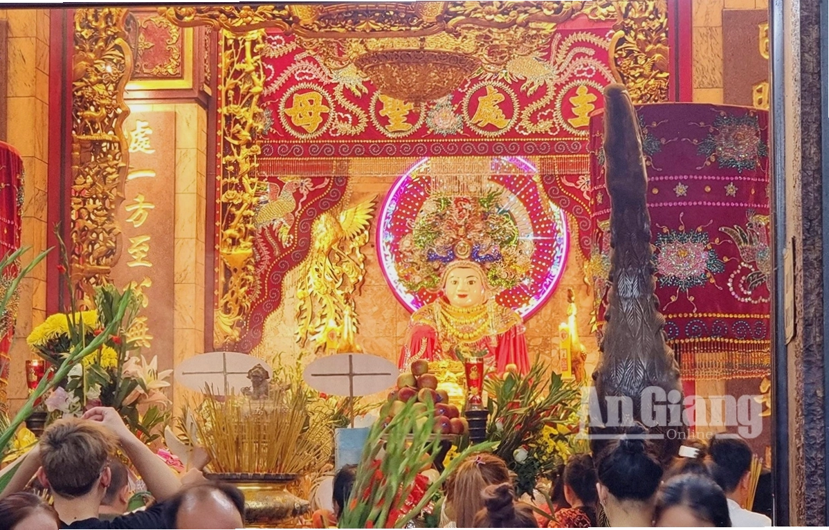Nghi thức Tắm Bà trong Lễ hội Vía Bà Chúa Xứ
