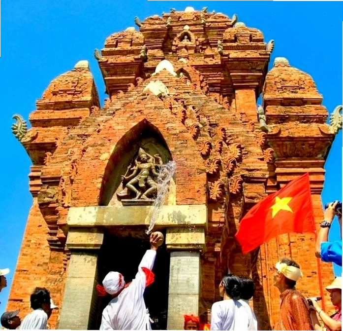 Nghi thức té nước thần Shiva trước cửa tháp, các tín đồ sẽ hứng những giọt nước thiêng thoa lên cơ thể để cầu bình an, may mắn