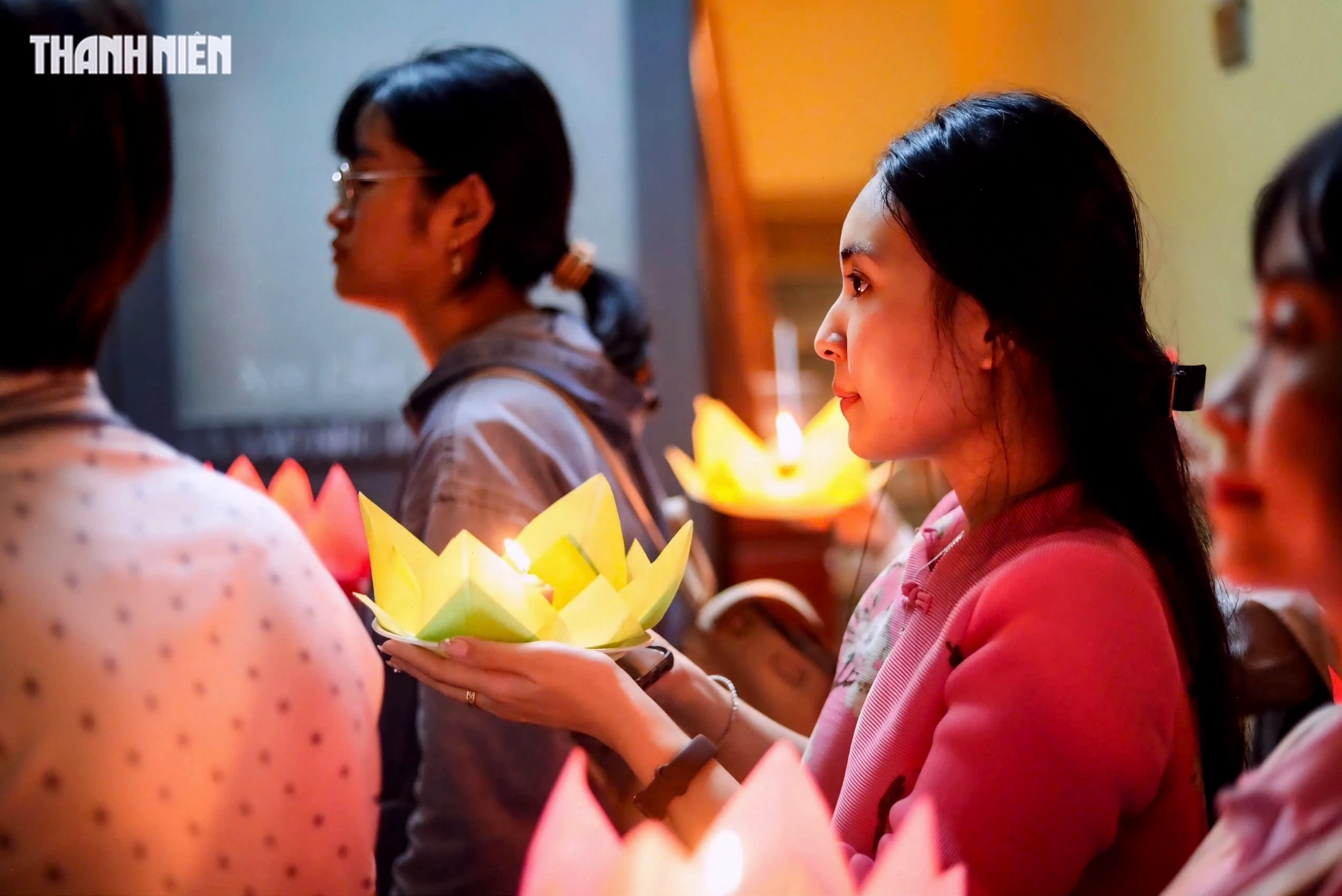 Nghi thức thả đèn hoa đăng trong Đại lễ Phật Đản