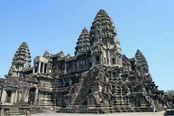Ngôi đền Angkor Wat nổi tiếng với 5 tòa tháp khổng lồ