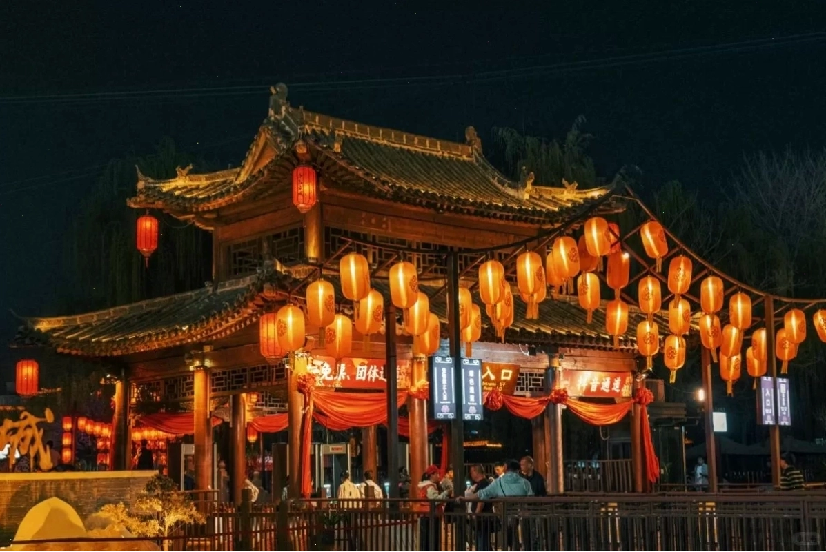 Ngôi đền cổ kính tại Thành cổ Lạc Ấp