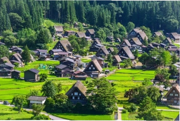 Ngôi làng cổ tích Shirakawa-go dưới ánh nắng