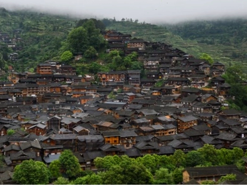 Ngôi làng Tây Giang Thiên Hộ Miêu Trại với những ngôi nhà san sát trên sườn đồi