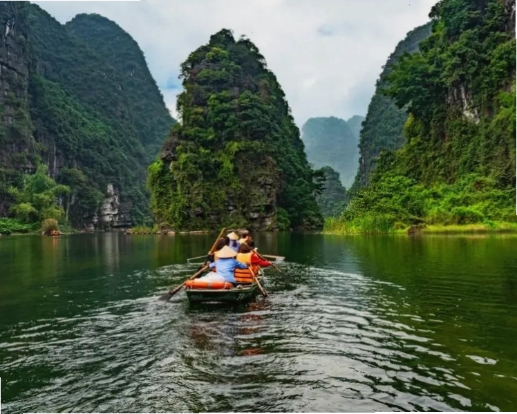 Ngồi thuyền dạo quanh Tràng An là một trải nghiệm vô cùng tuyệt vời.