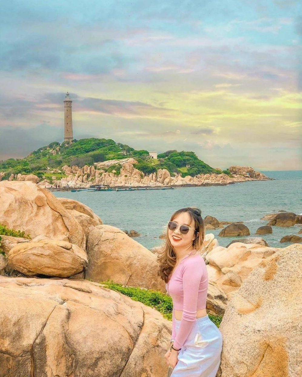 Ngọn hải đăng Kê Gà cổ kính nhìn từ xa