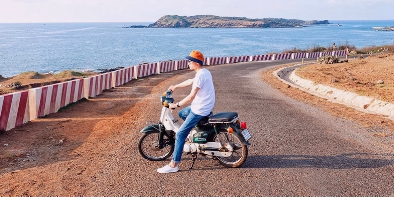 Ngọn hải đăng Phú Quý sừng sững trên đỉnh núi