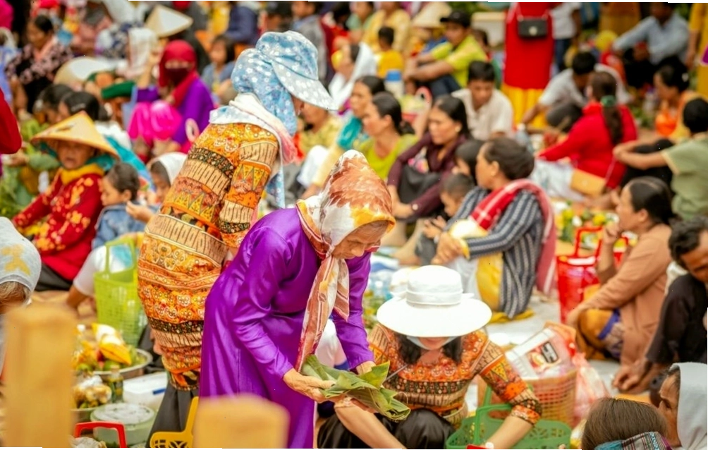 Người Chăm Bàlamôn dâng mâm cúng trong Lễ hội Katê tại Tháp Chăm Po Klong Garai