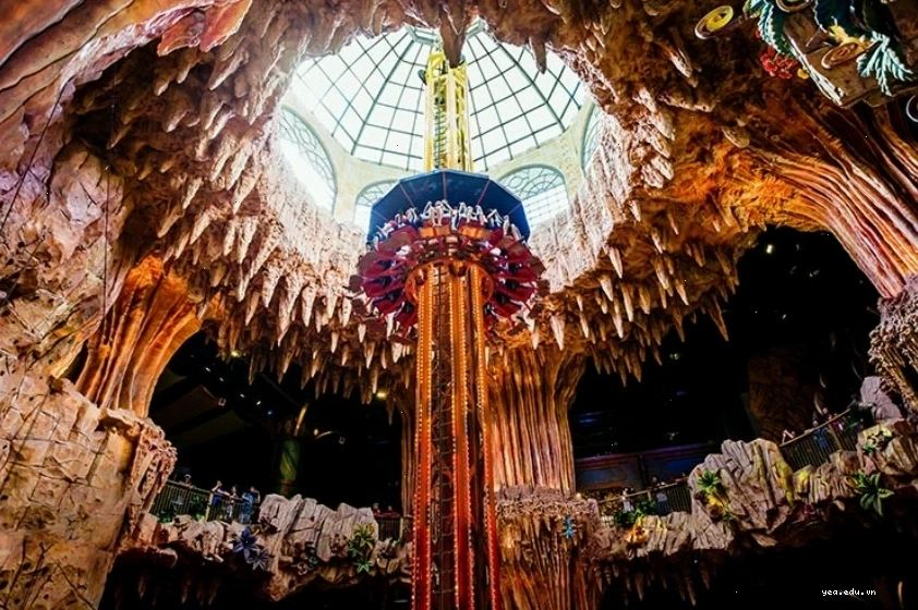 Người chơi trải nghiệm Tháp rơi tự do Fantasy Park Ba Na Hills với biểu cảm phấn khích tột độ