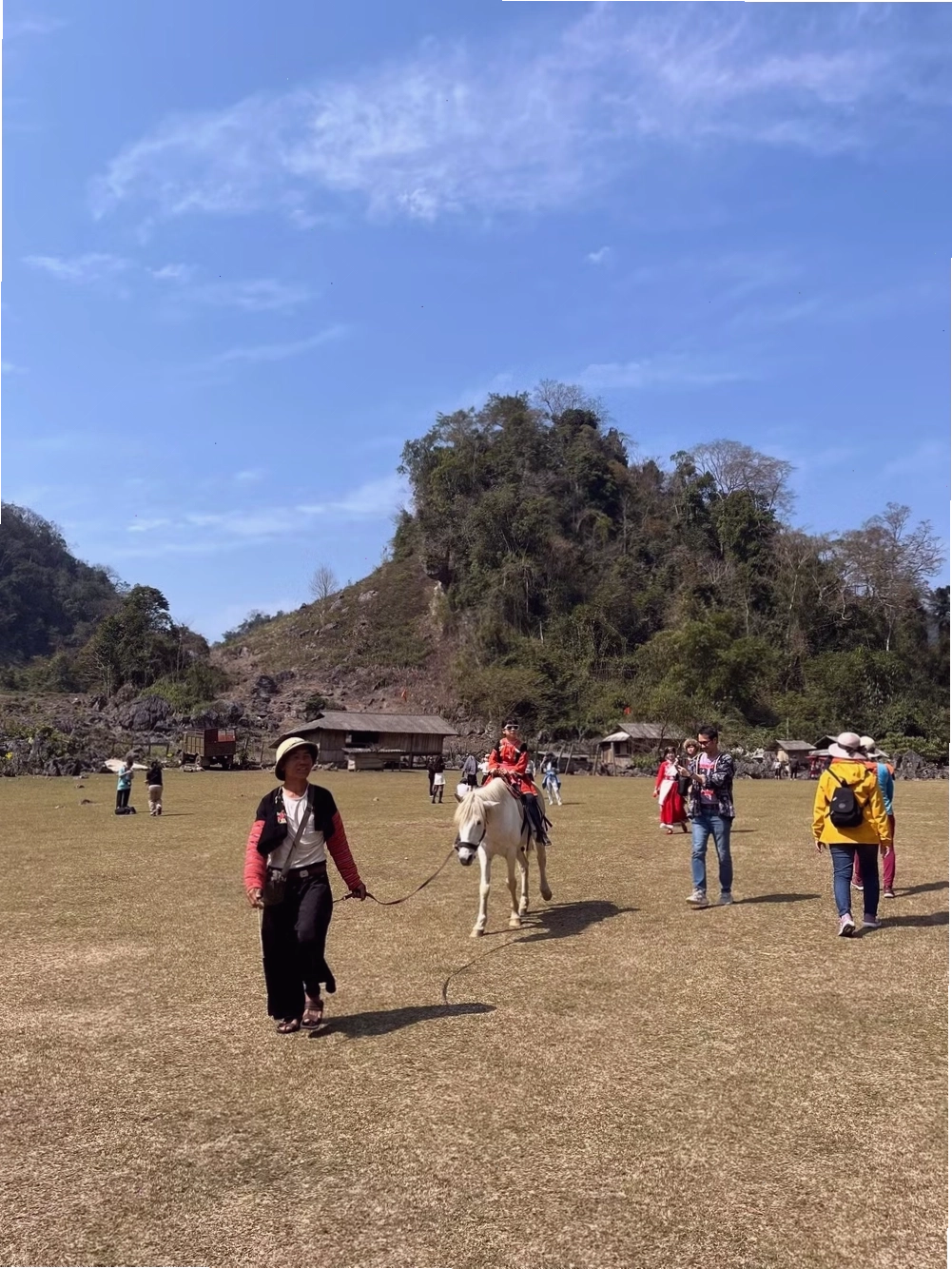 Người dân bản nguyên thủy tham gia làm dịch vụ du lịch